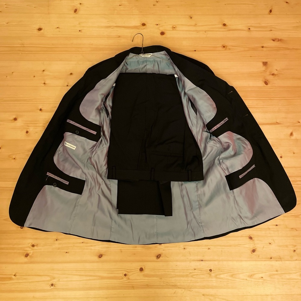 3 Button suit! - Picture 2 of 5